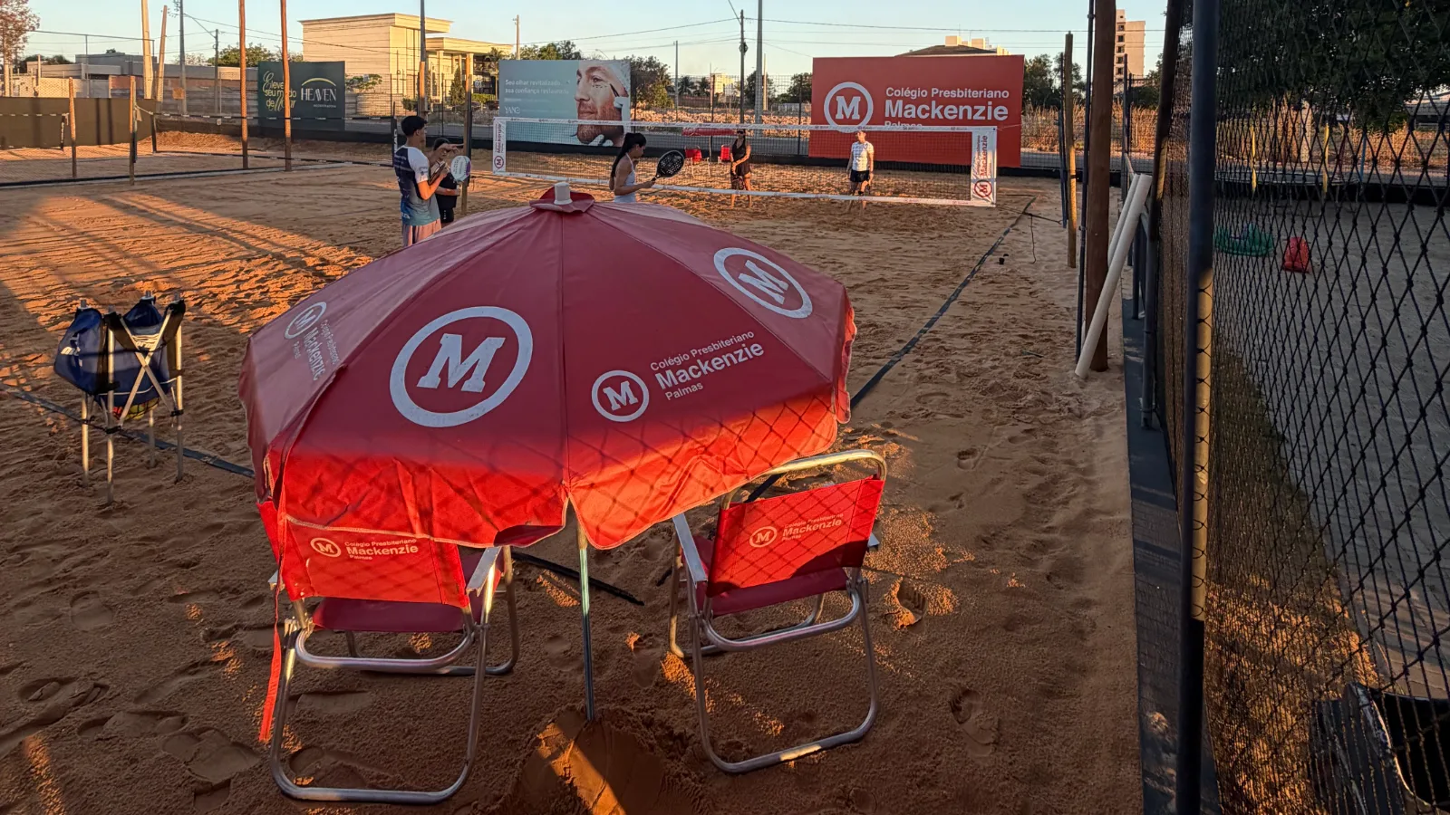 Quadra de beach tenis ativada com a marca do Mackenzie