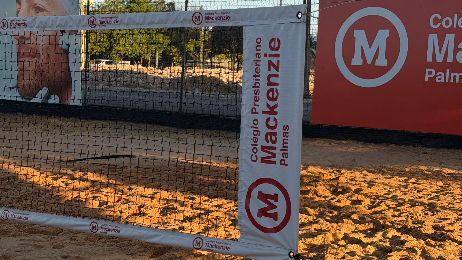 Rede de beach tenis ativada com a marca do Mackenzie