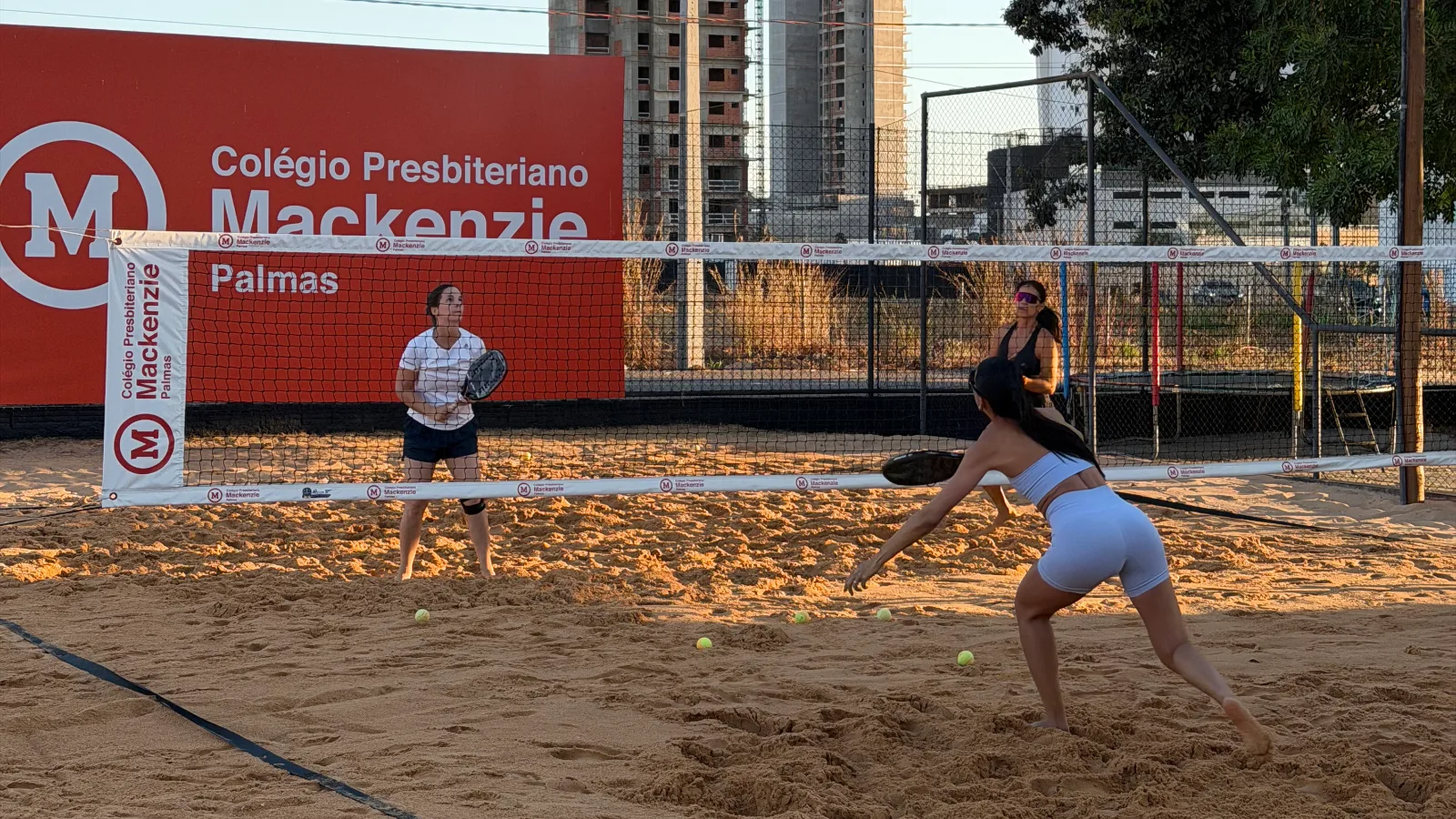 Partida de Beach Tennis com clientes imersos pela ativação da marca