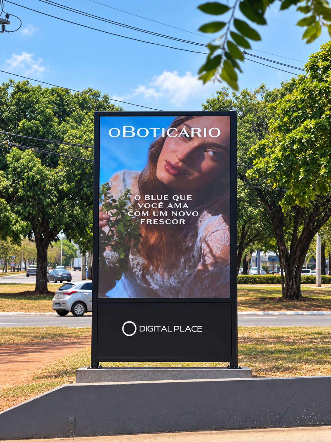 Totem de LED da Digital Place na Avenida NS 2, em Palmas, com anúncio na tela