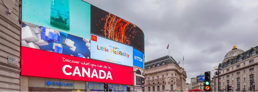 Anúncio da agência de viagens Canadian Affair em telas digitais de Londres