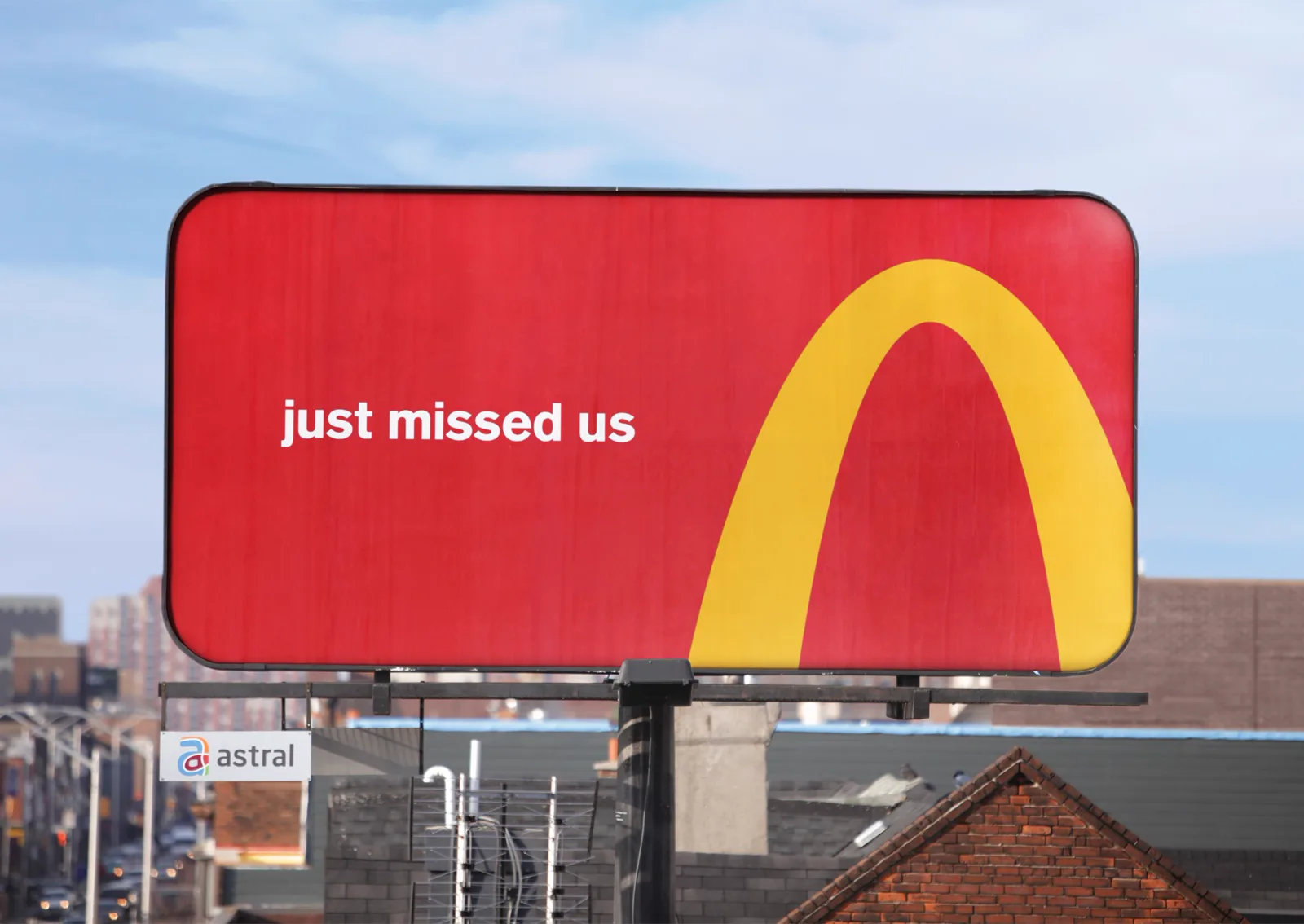 Outdoor do McDonald's no Canadá com um pedaço dos arcos dourados em forma de seta e a frase just missed us