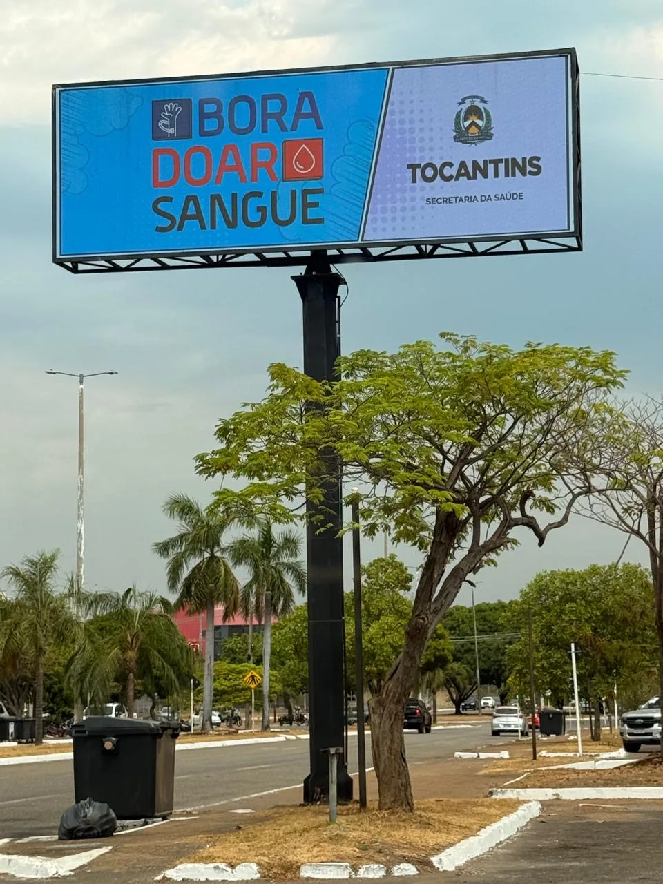 Outdoor Digital JK, painel de LED da Digital Place no alto de uma estrutura na Avenida JK, em Palmas