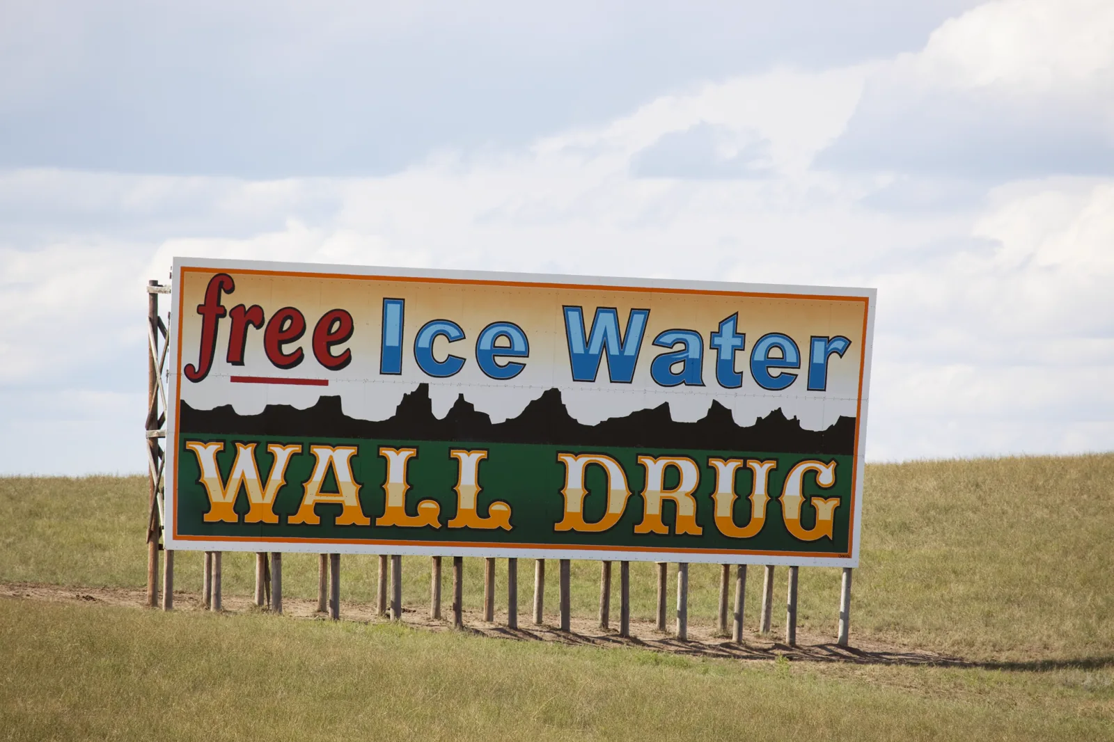 Outdoor pintado à mão num pasto da Dakota do Sul com os dizeres free Ice Water, Wall Drug